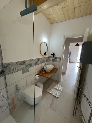Modernes Badezimmer mit Dusche, Waschbecken und neutraler Farbgestaltung.