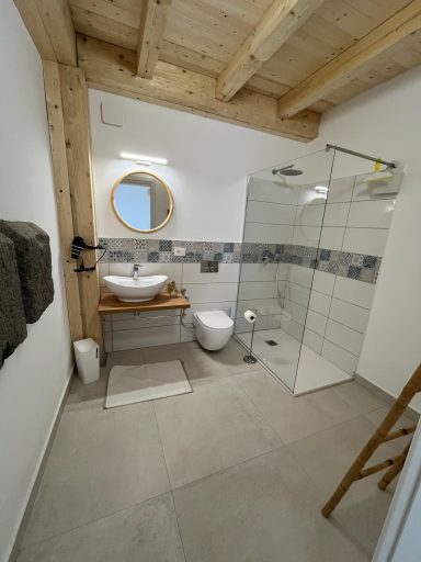 Modernes Badezimmer mit Dusche, Waschbecken und Holzdetails. Helle, minimalistische Einrichtung.